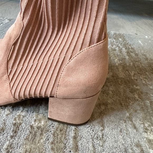 Forever 21 pink suede pointy boots. Size 10 - Picture 4 of 6